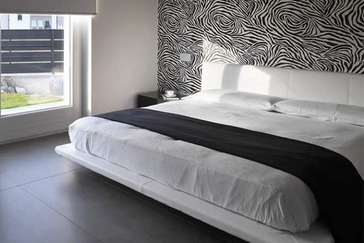 Lit moderne et table de chevet assortis